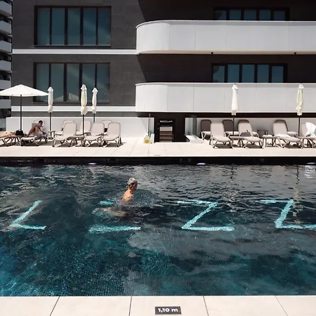 Bloomy In Odyssey Pools And Parking Нэводари